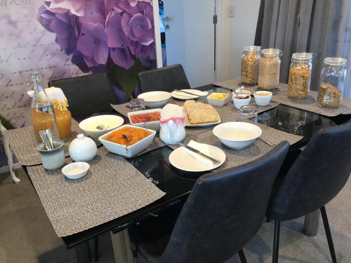 Sabai Sabai 27 Bed & Breakfast Кромуел Екстериор снимка